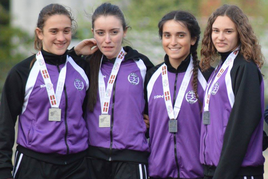 Chicas con medalla del club de atletismo Santurtzi