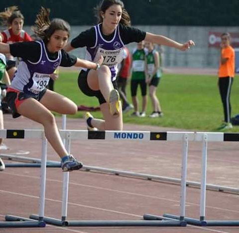 Chicas del Santurtzi en carrera salto de vallas