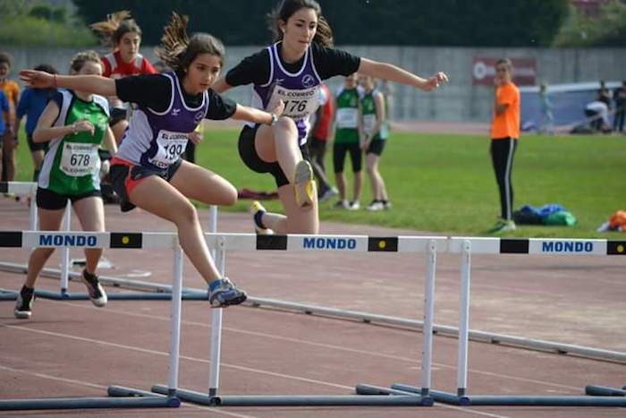 Chicas del Santurtzi en carrera salto de vallas